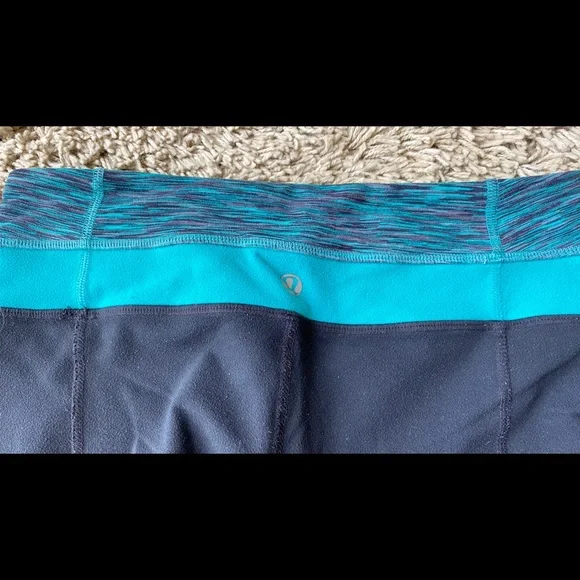 Lululemon Black Groove Yoga Pants size 4 - Picture 2 of 3